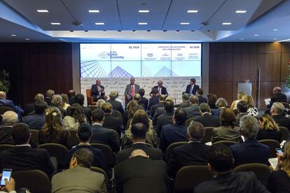 Panel con Eduardo Ferreyros (Ministro de Comercio Exterior y Turismo del Perú), Luis Mauro Guillen (miembro del comité organizador), Luis de Guindos (ministro de Economía y Competitividad en funciones) y Alfonso Prat-Gay (ministro de Hacienda y Finanzas Públicas de Argentina) durante el foro económico 'Latinoamérica, España y los Estados Unidos en la economía global', organizado por EL PAÍS y la Cámara de Comercio España-EEUU, en Nueva York.