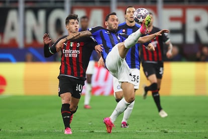 Hakan Calhanoglu controla el balón ante Brahim Díaz, en el derbi de la ida de la semifinal de Champions.