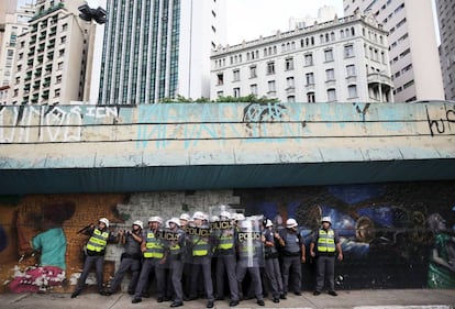 Policiais acuados na avenida 23 de maio.