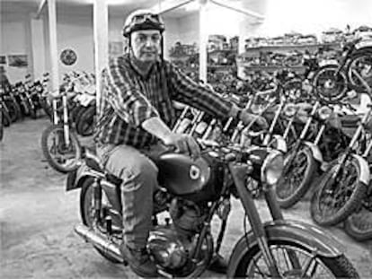 Jesús Colmenero, en su casa, donde almacena la colección de motos Ossa.