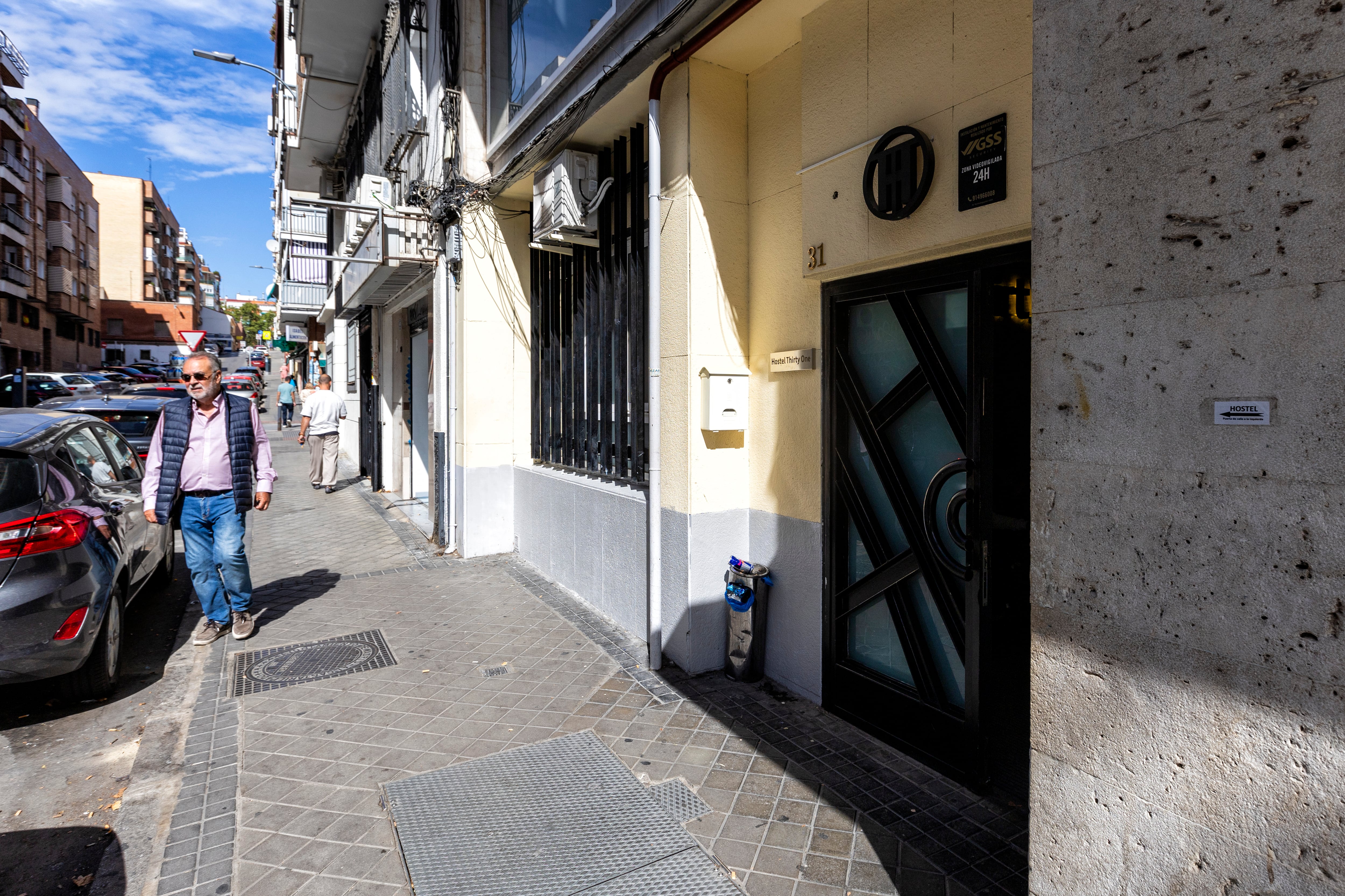 Un hombre pasa por delante del Hostel Thirty One, en la calle San Juan Baustista 31, en el barrio de Prosperidad, en Madrid.