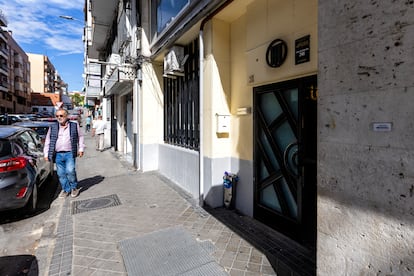 Un hombre pasa por delante del Hostel Thirty One, en la calle San Juan Baustista 31, en el barrio de Prosperidad, en Madrid.