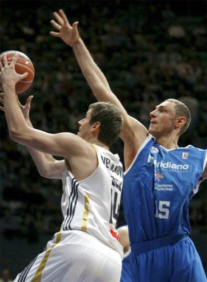 Katelynas, del Meridiano Alicante, intenta taponar al jugador del Madrid Velickovic.