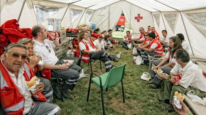 Los ángeles de Gredos, unos se divierten y otros, como en la imagen, velan por nuestra seguridad.