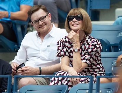 Charles Shaffer. Mientras su hermana acude a la gala Met y se deja ver en distintos eventos del mundo de la moda, el hijo de Anna Wintour y el fallecido David Shaffer, ha seguido los pasos de su padre y se dedica a la psiquiatría. Alejado del glamour que rodeada a la editora de moda más famosa del mundo, Charles estudió medicina en la Universidad de Oxford y actualmente trabaja en diferentes proyectos para mejorar de la salud mental de sus pacientes, como el uso de la ketamina en enfermos de depresión.
