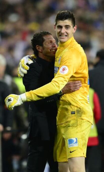 Courtois se abrazan tras ganar la Copa.