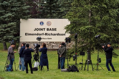Medios de comunicación en el exterior de la la base militar de Anchorage (Alaska), el jueves.