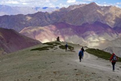 Descendiendo desde el Ganda La, paso de montaña en la rebión de Ladakh (India).