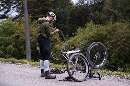 Un participante arregla su bici durante el recorrido. 