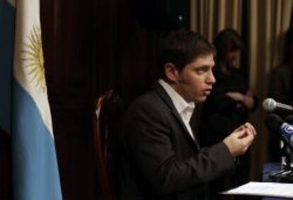 El ministro de Economía argentino, Axel Kicillof, habla durante una rueda de prensa.