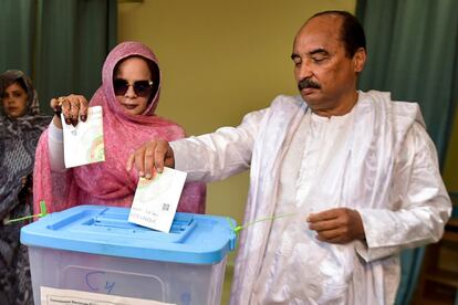 El actual presidente, Mohamed Ould Abdel Aziz, emite su voto junto a su mujer Tekber Mint Melainine Ould Ahmed, en un colegio electoral en Nouakchoot.