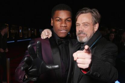John Boyega, que se estrena como actor en 'Star Wars' y un veterano Mark Hamill (Luke Skywalker).