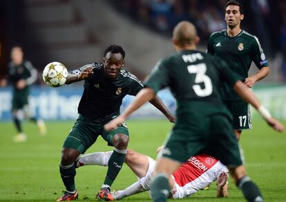 Essien se marcha de un rival.