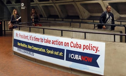 Cartel de la organizaci&oacute;n CubaNow en el metro de Washington.