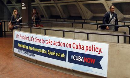 Cartel de la organizaci&oacute;n CubaNow en el metro de Washington.