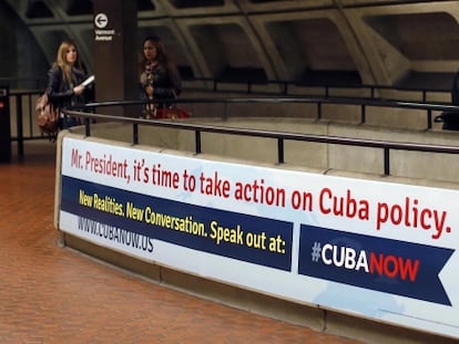 Cartel de la organizaci&oacute;n CubaNow en el metro de Washington.