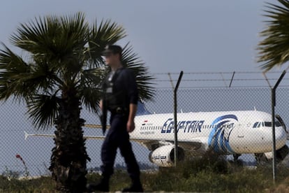 Un policía patrulla vigila el avión secuestrado en el aeropuerto de Lacarna en Chipre.