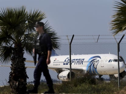 Un policía patrulla vigila el avión secuestrado en el aeropuerto de Lacarna en Chipre.