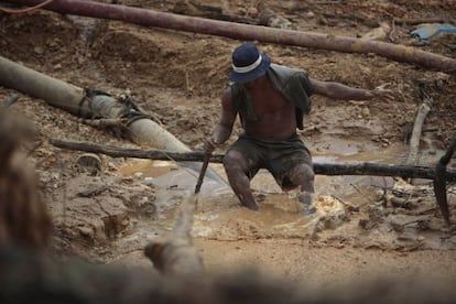 Un trabajador en una mina ilegal en Madre de Dios (Perú).