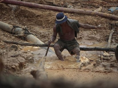 Un trabajador en una mina ilegal en Madre de Dios (Perú).