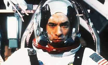 Tom Hanks en 'Apollo 13' a punto de comunicar a Houston que tiene un problema.