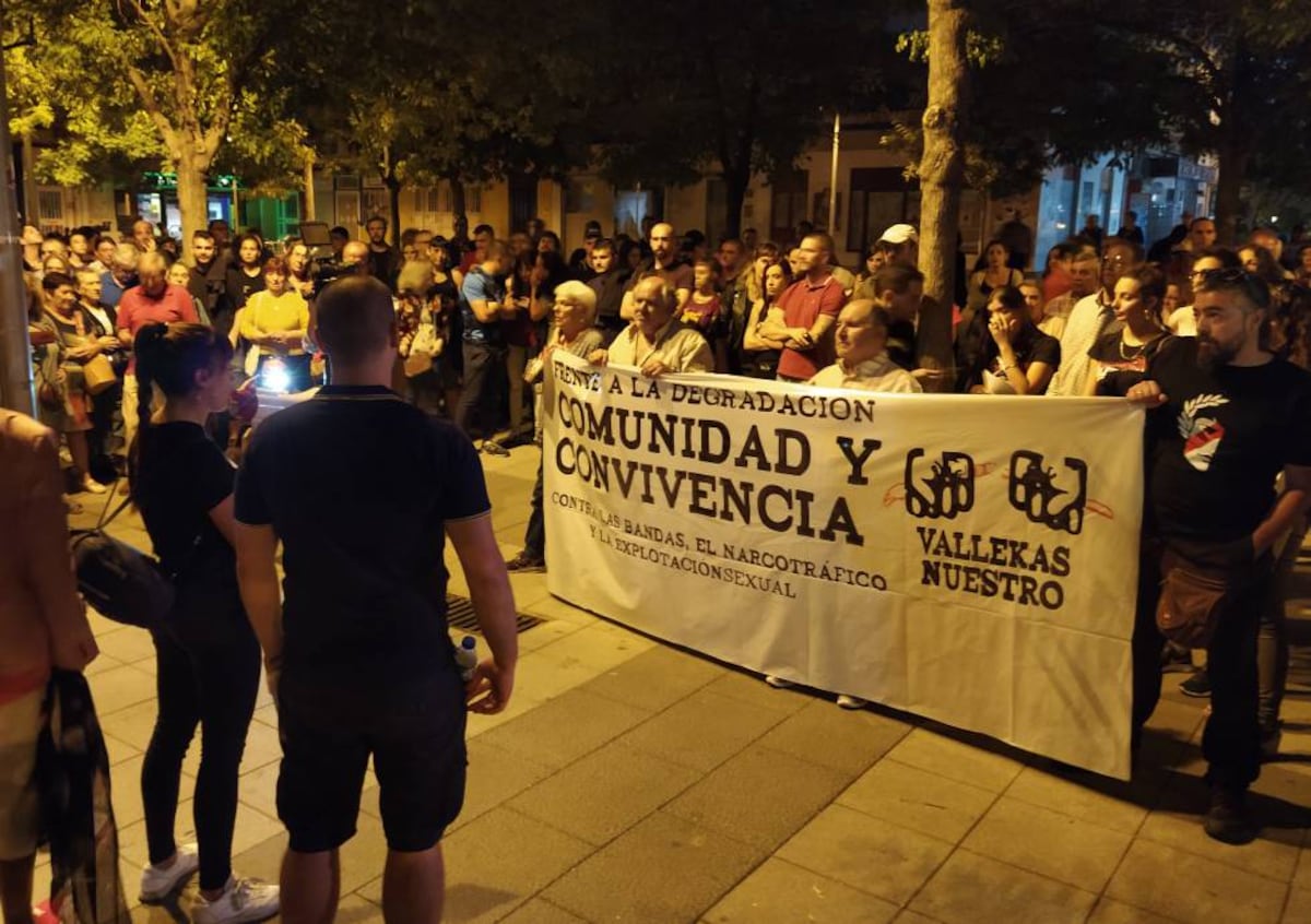 Protesta vecinal en Puente de Vallecas tras la reyerta entre bandas ...