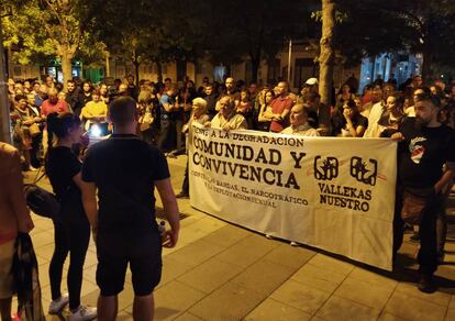 Vecinos de Puente de Vallecas leen el manifiesto de repulsa a la violencia durante la concentración.