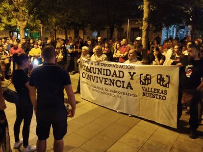 Vecinos de Puente de Vallecas leen el manifiesto de repulsa a la violencia durante la concentración.