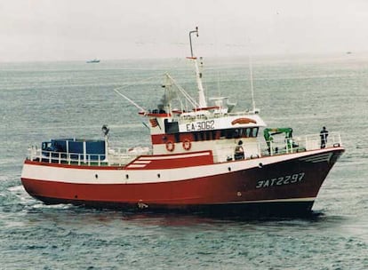 El pesquero espa?ol <i>Nuestra Madre Loreto,</i> que rescat a 26 nufragos frente a la costa de Libia.