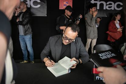 El presentador de televisión Risto Mejide firma ejemplares de su libro 'Dieciséis Notas', durante Sant Jordi. 