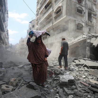 Palestinians inspect the site of a morning Israeli strike on a house, in Gaza City, August 8, 2025. REUTERS/Mahmoud Issa
