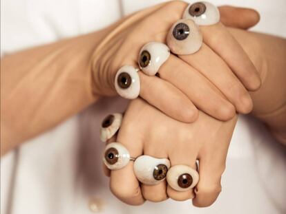 La mayoría de las prótesis oculares que se utilizan en las joyas de FEEAS son de personas que perdieron sus ojos después de la Segunda Guerra Mundial.