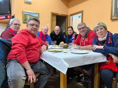 Miguel Madoz, segundo desde la derecha, cena con sus amigos del foro Somos Rojillos en el restaurante de los aledaños de El Sadar, Casa Albero, antes del CA Osasuna-Real Madrid del miércoles 20 de abril.