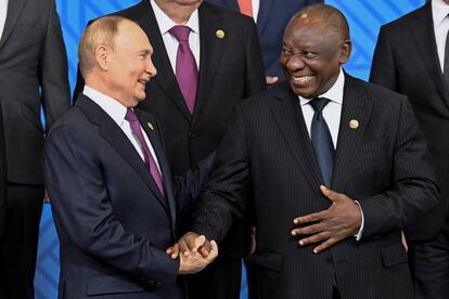 El presidente de Rusia, Vladímir Putin, y su homólogo de Suráfrica, Cyril Ramaphosa, en la cumbre de los BRICS+, en Kazán, el jueves.