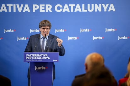 Carles Puigdemont durante una intervención pública durante la reunión del grupo parlamentario de Junts en Waterloo, el 1 de julio de 2025.