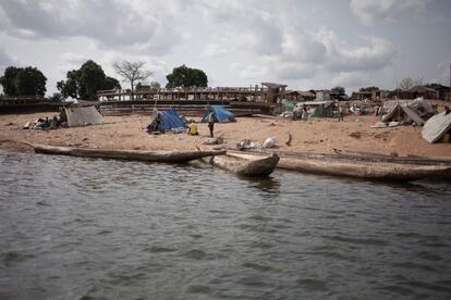 Canoas dos mercadores de Bangui atracadas em frente a ilha Longo para o dia da feira, no bairro de Damara, em 1º de março de 2018.