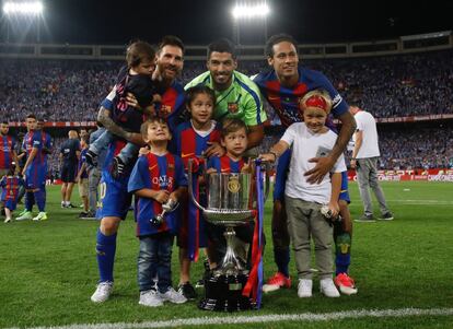 Messi, Suárez y Neymar celebran la victoria con sus hijos.