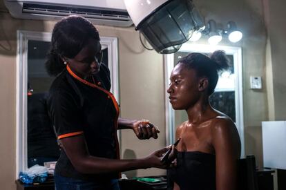 Una esteticista aplica un tratamiento de tonificación de la piel a una mujer en un salón de belleza en Lagos el 13 de julio de 2018. África está experimentando una tendencia masiva al blanqueamiento de la piel, también llamada aclaramiento, particularmente en adolescentes y adultos jóvenes. En Nigeria, el 77% de las mujeres (más de 60 millones de personas) usan productos de aligeramiento de manera regular, aseguró la Organización Mundial de la Salud (OMS) en 2011. La industria del blanqueamiento de la piel ha crecido en todo el mundo y en lugares como África la práctica todavía se considera altamente controvertida, en gran medida no regulada y plagada de conceptos erróneos. 