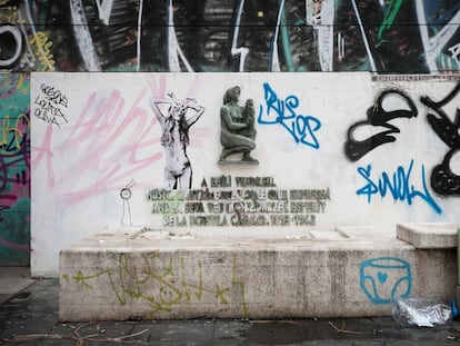 Imagen la fuente monumento a Emili Vendrell en el Raval cubierta de grafitis.