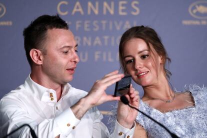 La actriz rusa Irina Starshenbaum (d) y su compañero de reparto, Roma Zver participan en la rueda de prensa de presentación de la película "Summer" en el 71º Festival Internacional de Cine de Cannes (Francia), el 10 de mayo de 2018. 