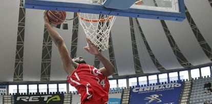 Marcus Landry anota en el partido celebrado este domingo en San Sebastián. 