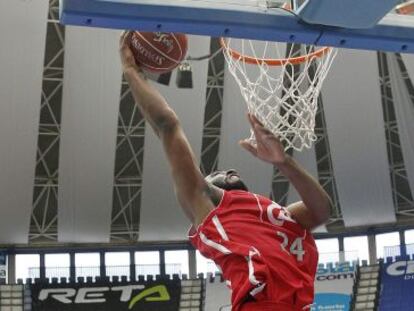 Marcus Landry anota en el partido celebrado este domingo en San Sebastián. 