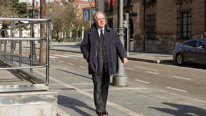 El expresidente de Castilla y León Juan Vicente Herrera, este jueves, antes de declarar como testigo en el juicio por las supuestas irregularidades en la compra del edificio conocido como Perla Negra.