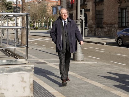 El expresidente de Castilla y León Juan Vicente Herrera, este jueves, antes de declarar como testigo en el juicio por las supuestas irregularidades en la compra del edificio conocido como Perla Negra.