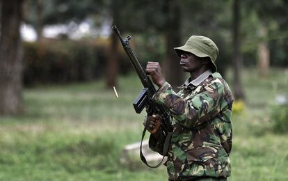 Un policía keniata recarga su fusil después de disparar al aire para intimidar a los partidarios del líder de la oposición Raila Odinga en una manifestación en Uhuru Park, en Nairobi (Kenia).