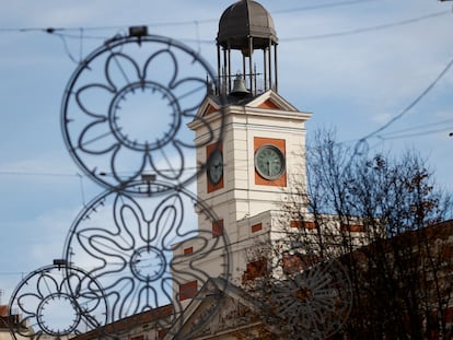 Vista del ornamento de Navidad y la Casa de Correos, en la Puerta del Sol en Madrid, el pasado 15 de enero.