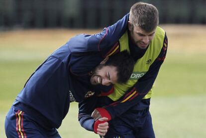 Cesc y Piqué bromean tras un pique en el entrenamiento.