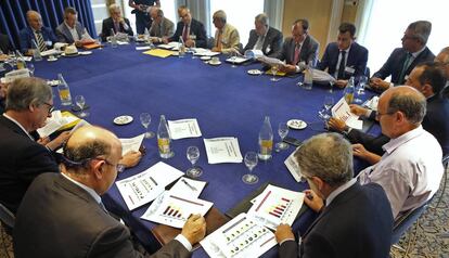 Empresarios durante la mesa de trabajo en defensa del corredor mediterráneo.