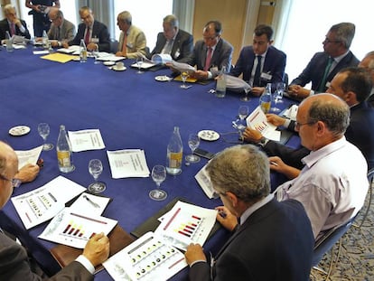 Empresarios durante la mesa de trabajo en defensa del corredor mediterr&aacute;neo. 