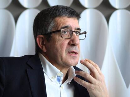 El futuro candidato a las primarias del PSOE, Patxi López, durante la entrevista.